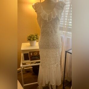 Beautiful Lulús whit crochet dress with ruffle sleeves.